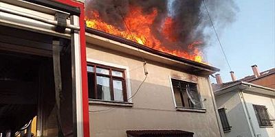 Sakarya'da çıkan yangında biri tarihi 3 ev zarar gördü