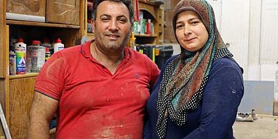 Sakarya'da çırak bulamayan eşine yardıma giden kadın mobilya ustası oldu