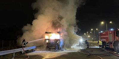 Sakarya'da deprem bölgesi Kahramanmaraş'a iş makinesi taşıyan tır yandı