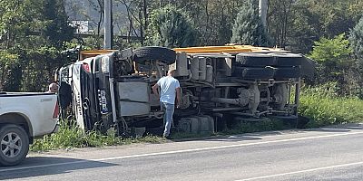 Sakarya'da devrilen hafriyat kamyonunun sürücüsü yaralandı