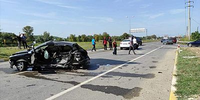 Sakarya'da iki otomobilin çarpışması sonucu 1 kişi öldü, 3 kişi yaralandı