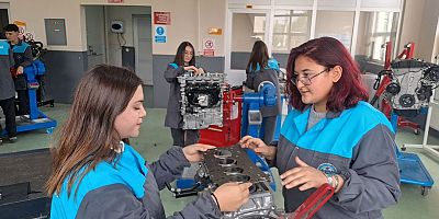 Sakarya’da Kadın motor ustası adayları lisede mesleğin inceliklerini öğreniyor