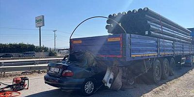 Sakarya'da park halindeki tıra çarpan otomobilin sürücüsü öldü