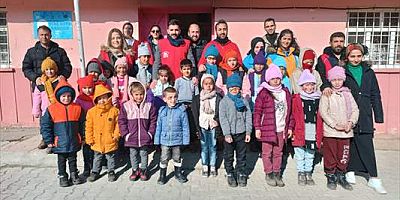 Sakarya'da yurt personeli ve öğrencilerin ördüğü eldivenler Muş'taki çocukların elini ısıtıyor
