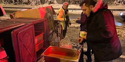 Sakarya Valiliği kar yağışı nedeniyle otoyolda bekleyenlere çorba ikram etti