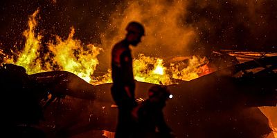 Sanayi bölgesindeki yangına müdahale ediliyor