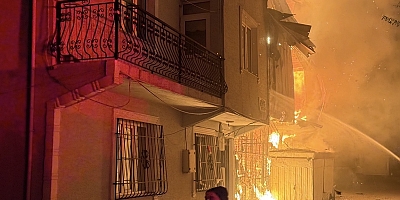 Şehit polisin babasının evi alevlere teslim oldu