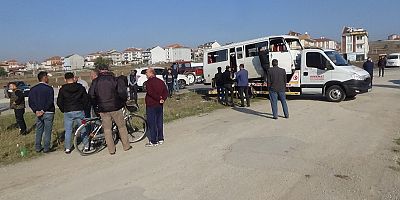 Servis aracı ile  minibüsü çarpıştı 13 yaralı