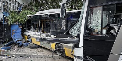 Servis aracı ile özel halk otobüsünün çarpıştığı kazada sürücüler yaralandı