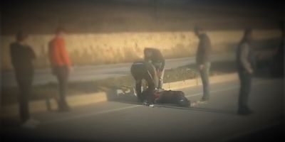 Servis minibüsü ile çarpışan motosiklet sürücüsü ağır yaralandı