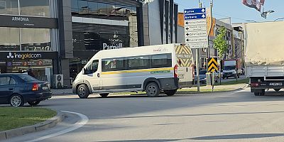 Servis minibüsü ile motosiklet çarpıştı: 1 yaralı