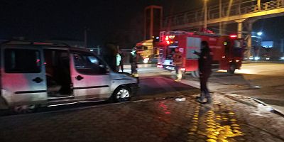 Seyir halindeki hafif ticari araç motor kısmından alev aldı