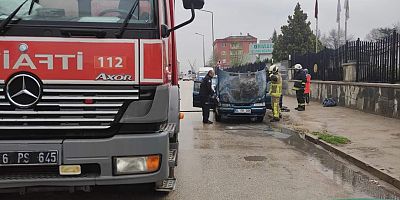 Seyir halindeki otomobilde çıkan yangın söndürüldü