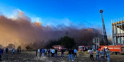 Silivri'de mobilya fabrikasında çıkan yangına müdahale ediliyor
