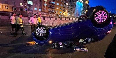 Şişli'de çelik bariyerlere çarpan otomobil takla attı