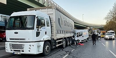 Şişli'de kaza yapan panelvan minibüsün sürücüsü yaralandı