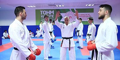 Siyah kuşaklı emniyet müdürü, karateci gençlerle tecrübelerini paylaşıyor