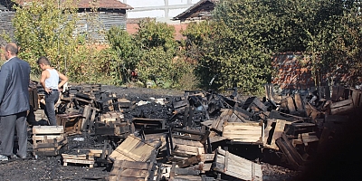 SOĞUK HAVA DEPOSUNUN ÖNÜNDEKİ KASALAR YANDI