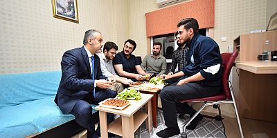 Su faturalarında yüzde 50 indirim yapılan öğrenciler, Başkan Aktaş’a çiğ köfte ısmarladı