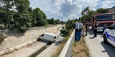 Sultanbeyli'de park halindeki panelvan dereye düştü
