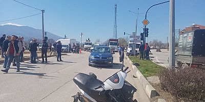 Sürücü adayının kullandığı otomobille çarpışan motosikletteki baba ve kızı yaralandı