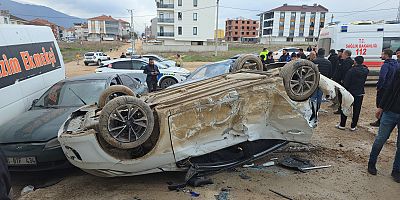 Takla Atan Otomobil Park Halindeki Araçlara Çarptı: 8 Yaralı