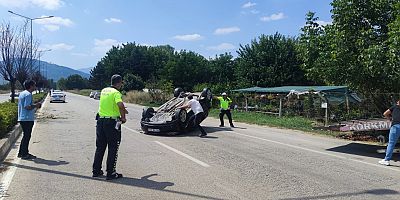 Takla atarak karşı şeride geçen otomobildeki 3 kişi yaralandı