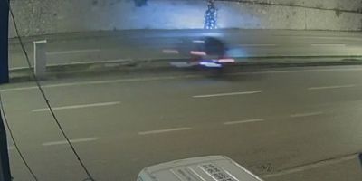 Takla atıp direğe çarpan otomobilin kaza anı kamerada: 3 yaralı