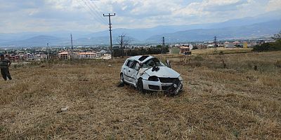 Taklalar atarak tarlalık alana devrilen otomobildeki 1 kişi öldü