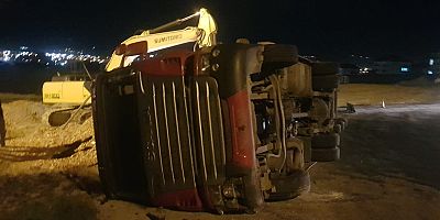 Talaş yüklü TIR yan yattı