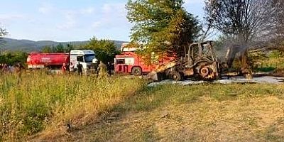 Tarlada ağaç sökümü yapan iş makinesi alev alev yandı