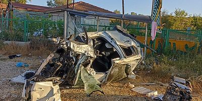 Tekirdağ'da otomobilin durağa çarptığı kazada 1 kişi öldü, 1 kişi ağır yaralandı
