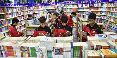 ‘TELEFONU BIRAK, KİTABINI AL’