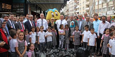 TEMİZLİK İÇİN SOKAKLARA DÖKÜLDÜLER