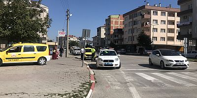 TİCARİ ARAÇ ELEKTRİKLİ BİSİKLETE ÇARPTI; 1 KİŞİ YARALANDI