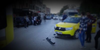 Ticari taksi ile çarpışan motosikletteki 2 kişi yaralandı 