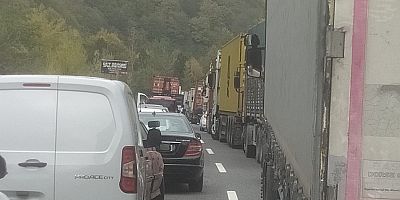 Tır Devrildi, Trafik Kitlendi
