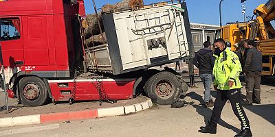 Tır ile çarpışan hafif ticari araçta 1’i ağır 2 kişi yaralandı