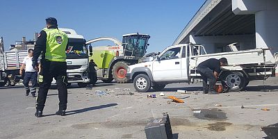 TIR İLE KAMYONET ÇARPIŞTI