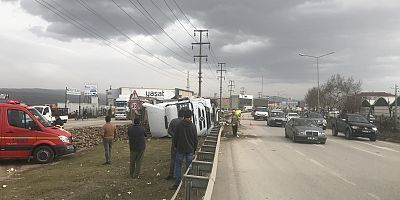 TIR ile otomobilin çarpışması sonucu yan yatan TIR'da 1 kişi yaralandı.