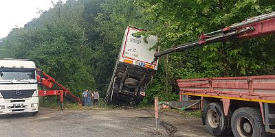 TIR’ın sürücüsü yaralandı.