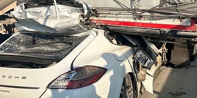 Tırın altına giren lüks otomobil hurdaya döndü: 1 ağır yaralı