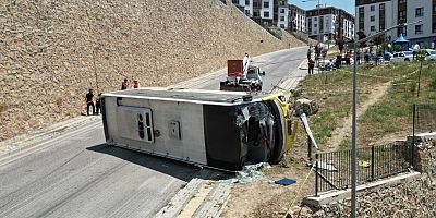 TOKİ 3. Etap Yolunda Halk Otobüsü Devrildi: Sürücü Yaralı