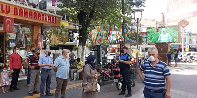 Toplum destekli polisler, virüsün yayılımını önlemek için vatandaşları bilgilendiriyor