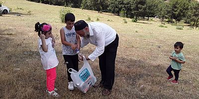 Torunları ile çöp toplayan kişi Vatandaşları böyle harekete geçirdi