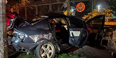 Korkutan kaza  araç önce ağaca, ardından aydınlatma direğine çarptı: 2 ağır yaralı