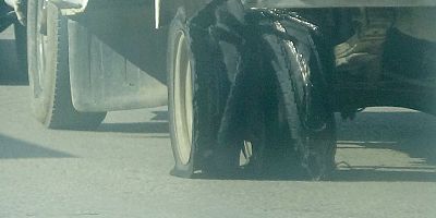 Trafikte parçalanmış lastik ile yolculuk
