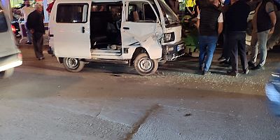 Traktör ile Mini Van Çarpıştı