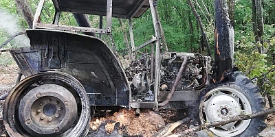 traktör yanarak kullanılmaz hale geldi.