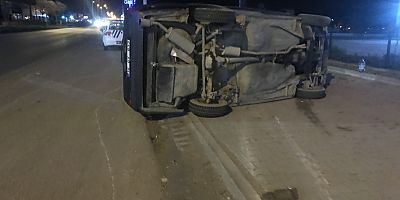 TRAKTÖRE ÇARPAN OTOMOBİL TAKLA ATTI